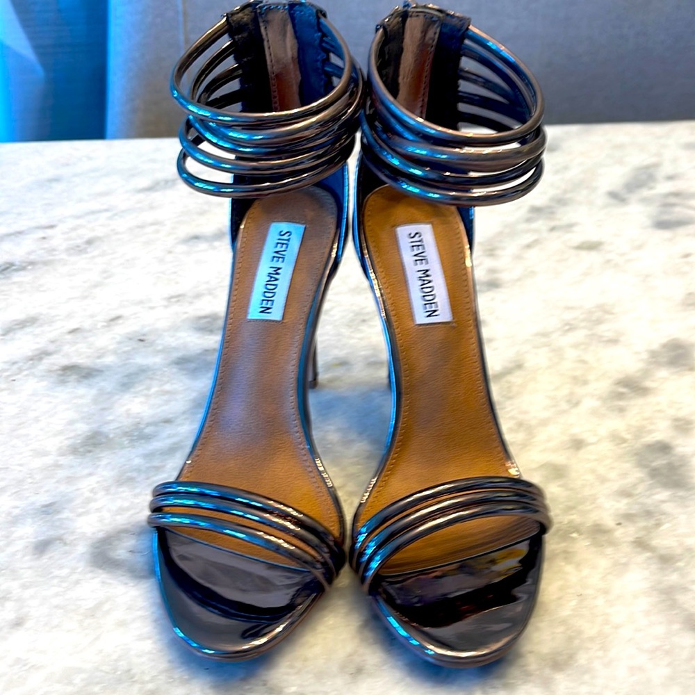 NWOT Steve Madden Fabia Pewter Patent leather back zip heeled sandal. Size 7